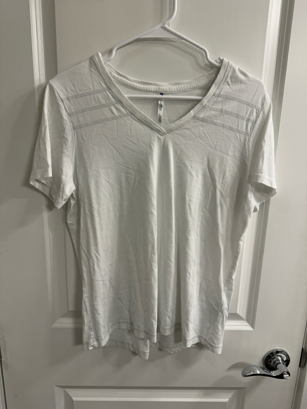 Kuhl Arabella White V-Neck Short Sleeve Tee - women’s medium